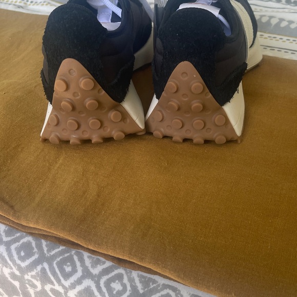 New Balance 327 W 8m, M 6.5m. Black and white. New - Picture 3 of 5